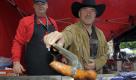 Konny Reimann, Figur aus der Dokumentationsserie 'Die Auswanderer' (r.) posiert am Sonntag (16.05.10) zusammen mit Uwe Wytek vom Grill-Team 'Harzer Bruzzler' aus Halberstadt in Sachsen-Anhalt bei den Internationalen Deutschen Grillmeisterschaften in Gotha. Nach Angaben des Veranstalters, der German Barbecue Association, nehmen 30 in Profis und Amateure aufgeteilte Teams teil. Sie muessen einer Fachjury fuenf vorgegebene Gaenge pr Foto: ddp