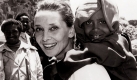 Unicef-Sonderbotschafterin: Audrey Hepburn glaubt leidenschaftlich an gute Taten und an die Vernunft und will ihre Bekanntheit nach ihrer Schauspielkarriere dafr nutzen. Die Hilfe fr Afrika liegt ihr sehr am Herzen und ist fr sie keine Pose. (Abbildung aus dem besprochenen Band) Foto: Schwarzkopf & Schwarzkopf