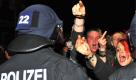 ARCHIV: Polizisten stehen in Berlin im Stadtteil Friedrichshain Demonstranten gegenueber (Foto vom 01.01.09). Der Vorsitzende der Gewerkschaft der Polizei (GdP), Konrad Freiberg, hat Aenderungen im Strafgesetzbuch gefordert, um Polizisten rechtlich besser zu schuetzen. Der polizeiliche Alltag ist viel haerter geworden, sagte Freiberg der Passauer Neuen Presse (Dienstagausgabe vom 25.05.10). Frueher haben unsere Beamten fast ausschliesslich dann Schlaege abbekommen, wenn sie bei Auseinandersetzungen dazwischen gegangen sind. Heute richten sich Hass und Gewalt zunehmend direkt gegen die Polizisten. Das sei erschreckend. Wir beobachten eine drastische Zunahme linksextremistischer Gewalt. Die Taeter werden immer juenger, sagte Freiberg. (zu ddp-Text) Foto: Roman Grimm/ddp Foto: ddp