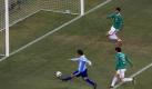 Nach einem dicken Patzer von Ricardo Osorio sorgte Gonzalo Higuain (links) für das frühe 2:0. Mexiko kam zwar noch mal auf 1:3 heran, am Ende siegte Argentinien aber souverän und trifft nun im Viertelfinale auf Deutschland. Foto: ap