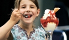 Auf das süße Eisschlemmern im Sommer müssen Laktose-Intolerante leider verzichten. Aber einige Eisdielen haben sich schon darauf eingestellt und bieten besonders laktosearme Sorten an. Foto: AOK