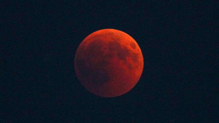 Blutrote Mondfinsternis verdunkelt die Nacht!