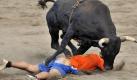 Ohne Worte: Ein Amateur-Torero präsentiert bei einem Stierkampf in San Jose, Costa Rica, unfreiwillig seinen Po. Foto: Jeffrey Arguedas Foto: dpa