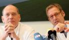 Der Nierenspezialist Professor Rolf Stahl (l) und der Neurologe Professor Christian Gerloff beantworten auf einer Pressekonferenz im Universitätsklinikum Hamburg-Eppendorf (UKE) Fragen von Journalisten. Foto: Bodo Marks Foto: dpa