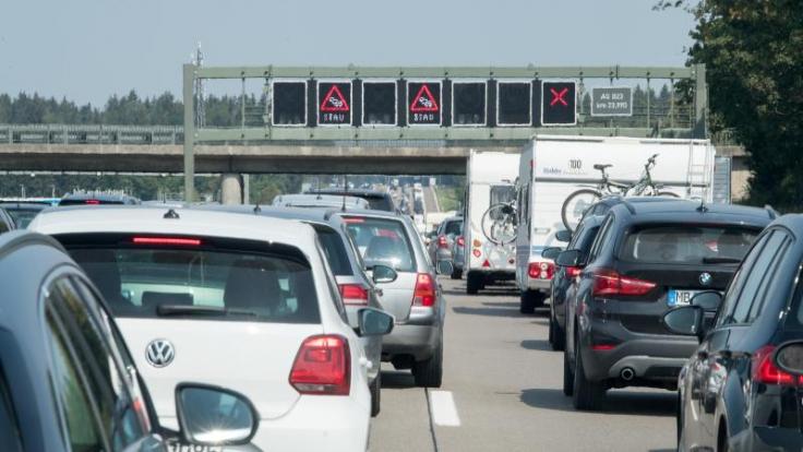 Auf einigen Autobahnen könnte es wieder voll werden: Zwar sind die Sommerferien bundesweit zu Ende, doch wer keine Schulkinder hat, wird den Spätsommer für seinen Urlaub nutzen.