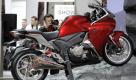 A man takes photos of the Honda VFR 1200 FD with automatic gear at the Intermot fair halls in Cologne, Germany, Wednesday, Oct. 6, 2010. More than 1,000 exhibitors from 36 countries expect aroud 200,000 visiors at the international motorcycle, scooter and bicycle fair until Sunday
 Foto: ap