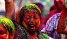 Eine Frau hat sich ihren Körper mit farbigem Puder zum hinduistischen Fest Holi in Mumbay bemalt. Holi ist das populärste und farbenprächtigste Frühlingsfest, deswegen wird es auch das Fest der Farben genannt.  Foto: ap