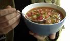 Der bereits am frühen Morgen dampfende Kochtopf und die viele Schnippelei der Gemüsezutaten ist zwar etwas befremdlich. Aber:Suppe schlürfen in rauen Mengen ist den ganzen Tag über erlaubt, also kommt keinerlei Hunger auf. Foto: ddp