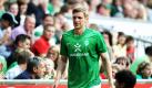 Bremens Verteidiger Per Mertesacker wird laut Informationen der Sportagentur sid mit dem FC Arsenal London in Verbindung gebracht. Der Nationalspieler soll dort einen Vertrag bis 2015 erhalten und neun Millionen Euro Ablöse kosten. Beide Vereine äußerten sich nicht zu den Gerüchten. Auch der Hamburger SV bangt um einen wichtigen Spieler: Der niederländische Nationalspieler Elia soll sich mit Juventus Turin einig sein. Foto: dapd
