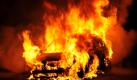 Ein Pkw steht am Morgen in Hamburg im Stadtteil Billstedt in Flammen. In der Nacht haben in Hamburg erneut zahlreiche Autos gebrannt: Insgesamt wurden zwölf Fahrzeuge vom Feuer zerstört, zwei weitere wurden durch die starke Hitzeentwicklung beschädigt.  Foto: dapd