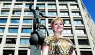 Er war der erste Man im Weltraum: Der Russe Juri Gagarin war Held der UDSSR, auch viele DDR-Bürger verehrten den Kosmonauten. Heute enthüllte seine Tochter Elena Gagarina in London ein Denkmal, dass ihren Vater in seinem Raumanzug auf einem Globus stehend zeigt. Das Denkmal ist ein Geschenk der russischen Raumfahrtbehörde. Vor 50 Jahren startete der erste bemannte Flug ins All. Foto: dapd