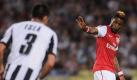 Die Gunners haben sich von Udinese nicht die Butter vom Brot nehmen lassen: Alex Song (r) bremst den Gegner. Foto: dpa