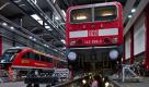 Vereiste Oberleitungen, Weichen unter Schneeverwehungen, zugefrorene Zugtüren - Fahrgästen der Bahn ist das Chaos des vergangenen Winters noch in unangenehmer Erinnerung. Die Deutsche Bahn verspricht nun Besserung. Mit erheblichen Investitionen will die Bahn dafür sorgen, dass Schnee und Eis ihren Zügen in den kommenden Monaten nicht mehr so zu schaffen machen wie im letzten Winter. Allein für die Schneeräumung stünden 16.000 Mitarbeiter aus dem Bahnkonzern oder von externen Winterdiensten bereit - doppelt so viele wie vor einem Jahr, teilte die Bahn in Berlin mit. Sie bestätigte damit einen Bericht der Bild-Zeitung. Foto: dpa