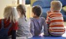 ARCHIV: Kinder sitzen in Berlin in der Kindertagesstaette Bunter Stern auf einer Matte (Foto vom 13.04.10). Die Kindergartengebuehren in Deutschland sind in den vergangenen zwei Jahren im Schnitt um 16 Prozent gesunken, weisen aber bundesweit grosse Unterschiede auf. Zu diesem Ergebnis kommt eine Studie, die am Montag (17.05.10) von der Zeitschrift Eltern und der arbeitgebernahen Initiative Neue Soziale Marktwirtschaft in Berlin vorgestellt wurde. (zu ddp-Text) Foto: Lennart Preiss/ddp Foto: ddp