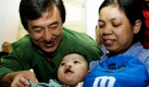 Der chinesische Schauspieler Jackie Chan in Vietnam mit einem jungen Patienten, der an einer Lippenfehlbildung leidet. Jacki Chan ist Botschafter des Programmes Smile, das kostenlose Operationen zur Korrektur von Fehlbildungen ermöglicht.  Foto: ap