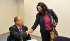 Bundesfinanzminister Peer Steinbrück (l) und die stellvertretende SPD-Vorsitzende Andrea Nahles begrüßen sich am Montag (05.10.2009) im Willy-Brandt-Haus in Berlin. Dort fand die Präsidiumssitzung der SPD statt. Foto: Klaus-Dietmar Gabbert dpa/lbn +++(c) dpa - Bildfunk+++ Foto: dpa