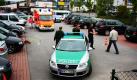 Polizisten auf einem Parkplatz in Hennef-Uckerath (Rhein-Sieg-Kreis), wo ein Discobesucher erschossen wurde. Die genauen Umstände blieben zunächst unklar, wie die Polizei in Bonn mitteilte. Der Beamte sei mit Kollegen zu einer Schlägerei vor einer Diskothek gerufen worden. Foto: dpa