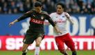 Der Stuttgarter Khalid Boulahrouz (l) kommt im Zweikampf gegen Paolo Guerrero noch ohne Blessur davon. Foto: Malte Christians Foto: dpa