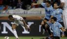 Den Ball im Blick: Frankreichs Patrice Evra scheint die Kugel zu hypnotisieren, um den Ball vor dem heranstömenden Rudel aus Uruguay zu verteidigen. Gebracht hat es nichts. Foto: ap