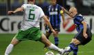 Tim Borowski (l) streckt im Zweikampf mit Esteban Cambiasso das Bein. Foto: dpa
