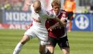 Miso Brecko (l.) vom 1. FC Köln im Zweikampf mit Mike Frantz vom 1. FC Nürnberg. Frantz muss mit dem Club in die Relegation gegen den FC Augsburg. Foto: ddp