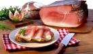 Schwarzwälder Schinken darf bei keiner Vesper fehlen und wird traditionell über glimmenden Tannen- und Wacholderzweigen kalt geräuchert. Nur so erhält der Schinken sein würziges Aroma. Foto: Tannenhof GmbH Niederschach