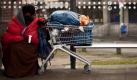 ARCHIV: Eine obdachlose Frau sitzt in Frankfurt am Main neben einem mit ihren Habseligkeiten bepackten Einkaufswagen an einer Bushaltestelle (Foto vom 11.02.11). Der Paritaetische Gesamtverband stellt am Mittwoch (21.12.11) in Berlin den Bericht 'Von Verhaertungen und neuen Trends: zur regionalen Armutsentwicklung in Deutschland 2011' vor. (zu dapd-Text) Foto: Timur Emek/dapd Foto: dapd