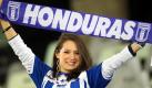 Stolz auf ein Unentschieden gegen die Schweiz: Diese Dame reckt den Schal ihrer Heimat Honduras. Foto: dpa