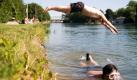 Ab ins kühle Nass: Ein Schwimmer springt am Samstag (26.06.2010) im Kanal Lindener Hafen in Hannover ins Wasser, und ein Taucher ist kurz vor dem Abtauchen. Die Sonne verwöhnt Deutschland auch in den nächsten Tagen. Laut «Siebenschläferegel», nach der das Wetter des 27. Juni die folgenden sieben Wochen bestimmt, steht Deutschland damit eine lange Schönwetterperiode bevor. Foto: Michael Löwa dpa/lni +++(c) dpa - Bildfunk+++ Foto: dpa