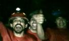 In this TV grab taken from a video released by Chile's government on Tuesday, Aug. 31, miners react inside the San Jose mine in Copiapo, Chile. Thirty-three miners have been trapped deep underground in the copper and gold mine since it collapsed on Aug. 5. (AP Photo/Chile's Government Video) Foto: ap