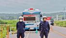 Polizisten bewachen eine Durchgangsstation zum Sperrgebiet um das AKW Fukushima. Foto: dpa