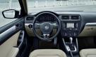 Gediegen und übersichtlich sieht das Cockpit des neuen VW Jetta aus und befriedigt damit sicher nicht nur amerkanische Bedürfnisse. Foto: pi