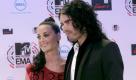 Von den Flitterwochen direkt auf den roten Teppich. Das frisch verheiratete Paar Katy Perry und Russel Brand zeigten sich nach ihrer Hochzeit inIndien zum erstenMal öffentlich. Katy sah in ihrem kurzen roten Glitzerkleid, das an eine abgerissene Eintrittskarte erinnerte, großartig aus. Foto: dpa
