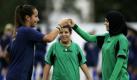 In der brasilianischen Frauenfußball-Liga begrüßt die brasilianische Spielerin Santos (links) die palästinensische Spielerin Niveen Alkolayb. Für 15 Tage findet ein Trainingsprogramm für die Austauschspielerinnen aus Palästina und ein anschließendes Damenturnier statt. Foto: ap