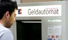 Ein Geldautomat, wie er sich jedem in unmanipuliertem Zustand zeigt. Bankkunden wie Ganoven. Foto: dpa