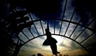Pakistanische Kinder spielen auf einem Spielplatz in einem Vorort von Islamabad. Foto: ap