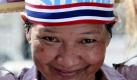 Ein Anhänger der Regierung in Thailand demonstriert in der Hauptstadt Bangkok. Auf seinem Stirnband steht Liebe die Nation! Die Unterstützer der Regierung fordern, dass nach monatelangen Protesten der oppositionellen Rothemden endlich Ruhe und Ordnung wieder hergestellt werden. 


 Foto: ap