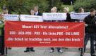 Mitglieder von Maueropferverbänden protestieren mit Transparenten am Rande des Landesparteitages der Partei Die Linke vor der Stadthalle in Rostock. Die Linke in Mecklenburg-Vorpommern hat am 50. Jahrestag des Baus der Berliner Mauer unter dem Eindruck der internen Debatte um die Bewertung des Mauerbaus ihren Parteitag in Rostock begonnen. Zu Beginn der Veranstaltung rief das Tagungspräsidium am Samstagmorgen die Anwesenden auf, sich zu einer Schweigeminute für die Opfer der innerdeutschen Grenze zu erheben. Einige Teilnehmer blieben jedoch sitzen. Foto: dapd