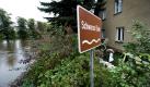 Ein Mann stapelt am Mittwoch (29.09.10) in Bad Liebenwerda Sandsaecke vor einem Haus neben dem Hochwasser fuehrenden Fluss Schwarze Elster, waehrend im Vordergrund ein Schild mit der Aufschrift 'Schwarze Elster' steht. Die Hochwassersituation in Sachsen versetzt auch Gemeinden in Brandenburg in Alarmbereitschaft. In Spremberg erreichen die Pegelstaende am Mittag die Richtwerte der Alarmstufe drei, teilte das Landesamt fuer Umwelt, Gesundheit und Verbraucherschutz (LUGV) Brandenburgs am Dienstag mit. An den Fluessen Neisse, Spree und Schwarze Elster in Suedbrandenburg koenne das Wasser in den kommenden Tagen bis zur Warnstufe vier ansteigen, so das LUGV
 Foto: dapd