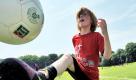 Ein Teilnehmer spielt beim Abschlussturnier der Aktion Fit am Ball in Köln Fußball. Fit am Ball ist ein wissenschaftliches Projekt der Sporthochschule Köln zur Prävention von Übergewicht im Kindes- und Jugendalter. Foto: dpa