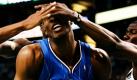 Basketballspieler der Boston Celtics blocken Dwight Howard von den Orlando Magic beim NBA-Finale in Boston, während dieser versucht, den Korb zu erreichen. Pech für die Celtics: Das Team aus Orlando setzte sich mit 96:92 durch. Foto: ap