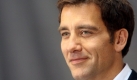 Clive Owen

Sein neuer Film The International erffnet am 5. Februar die diesjhrige Berlinale. In dem Thriller versucht Owen korrupte Banken zu Fall zu bringen. In Berlin knnten vor allem die weiblichen Fans am roten Teppich seinem Charme erliegen.
 Foto: dpa