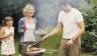 Beim Grillen über Kohlen kann gesundheitsschädlicher Rauch entstehen. Foto: obi