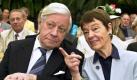 Helmut und Loki Schmidt unterhalten sich während der Verleihung der Ehrendoktorwürde der Universität Hamburg an Loki Schmidt. Foto: dpa