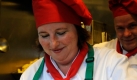 Berlins Senatorin für Gesundheit und Umwelt, Katrin Lompscher (Die Linke), schneidet im Imbisstand Witty's Organic Food in Berlin eine Currywurst. Foto: ddp