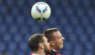 Der Frankfurter Alexander Meier (r) und St. Paulis Markus Thorandt kämpfen um den Ball.  Foto: dpa