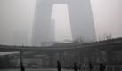Zumindest in Peking haben die farbenfrohen Drachen es allerdings schwer, durch den Smog zu leuchten. Klitzekleiner Lichtblick in der grauen Suppe: Die Umweltbehörde der chinesischen Hauptstadt hat sich jetzt dazu durchgerungen, die Luftqualität nach internationalen Standards zu messen - also auch Feinstaub wahrzunehmen. Bisher wurden nur grobe Partikel erkannt. Nun ist laut Nachrichtenagentur Xinhua die erste feine Messstation in Betrieb. Erkenntnis ist immerhin der erste Weg zur Besserung. Foto: dpa