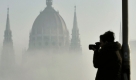 Eine Touristin fotografiert das ungarische Parlament in Budapest. Foto: ap