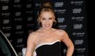 Der australische Popstar Kylie Minogue posiert zum Auftakt ihrer Aphrodite-Tour in der O2-Arena in London mit einem Lexus CT 200H. Ihre Fans in der britischen Hauptstadt begeistert Kylie diesmal mit ganzen fünf Konzertabenden.  Foto: action press