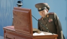 Nordkoreanische Offiziere inspizieren einen Sarg mit den sterblichen Überresten eines Soldaten. Die Übergabe wurde von Beamten der Vereinten Nationen überwacht. Foto: dpa